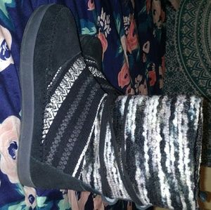 TOMS WINTER BOOTS SIZE 6.5 GENTLY WORN WITH BOX